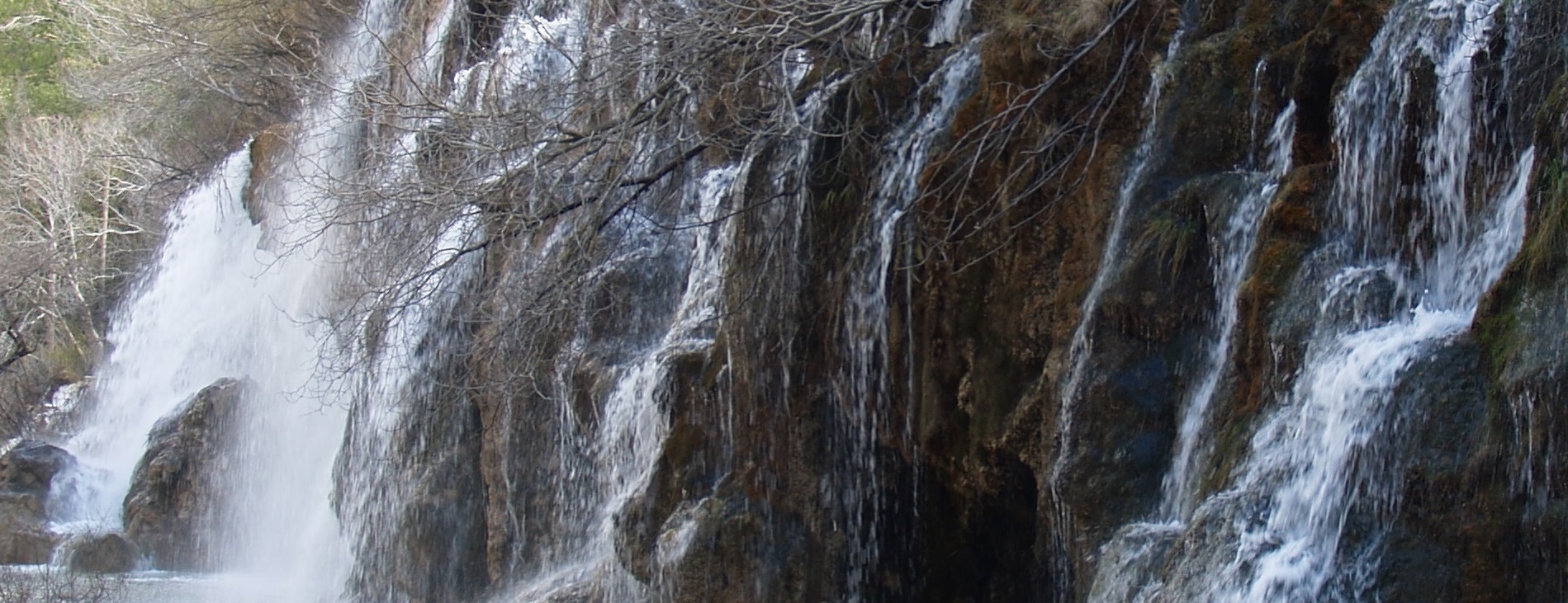 La cascada tras la lluvia en invierno