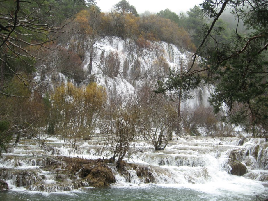 Cascada desbordada en el río Cuervo