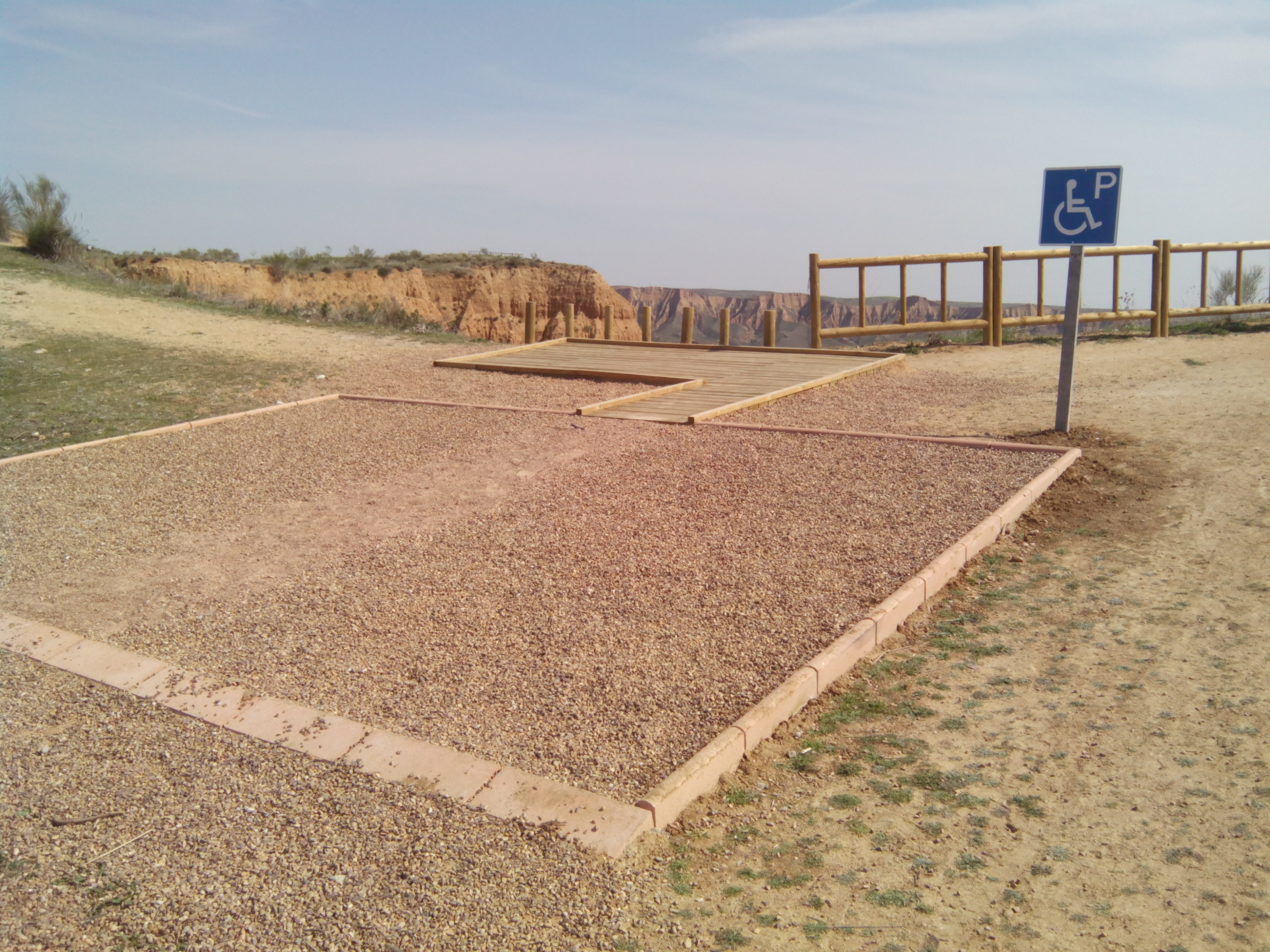 Aparcamiento y mirador para personas con movilidad reducida en el Mirador de los Enebros