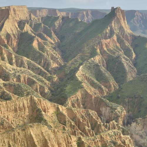 Panorámica del Pico Cambrón y la erosión de su base en forma de cárcavas