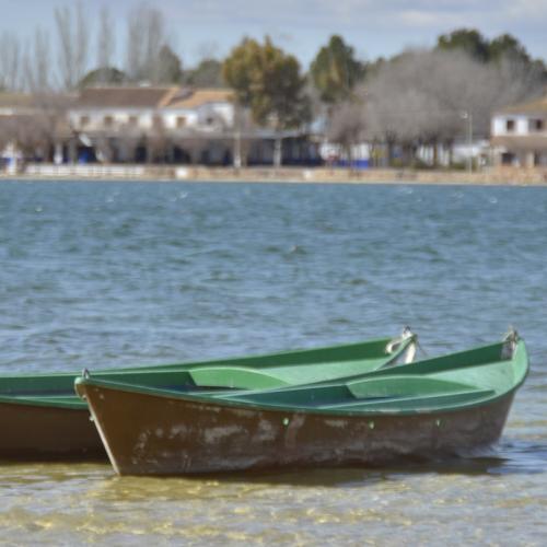 Laguna Grande, zona de baños y barcas tradicionales