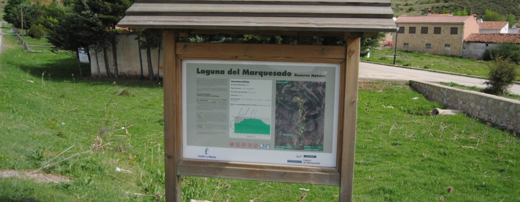 Indicaciones del sendero interpretativo en la localidad de Laguna el Marquesado